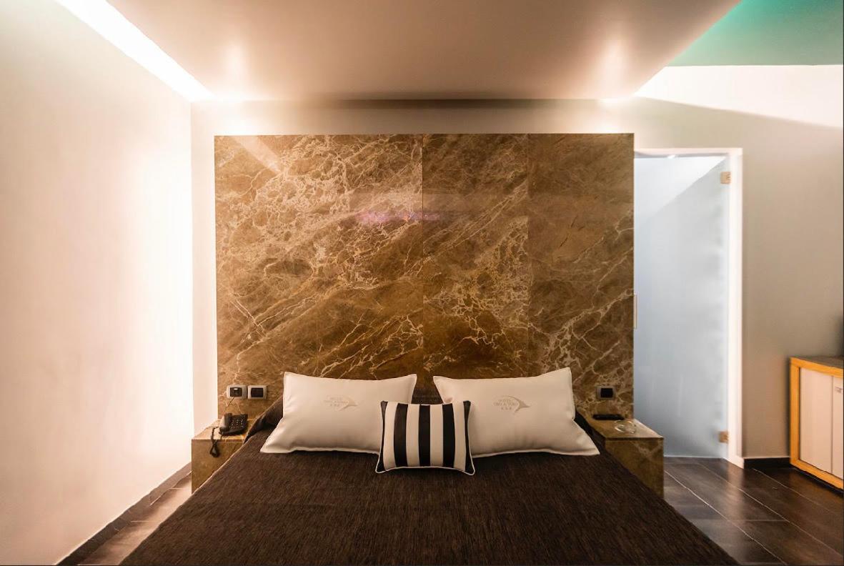Hotel Tiro A Volo ปอซซุออลี ภายนอก รูปภาพ