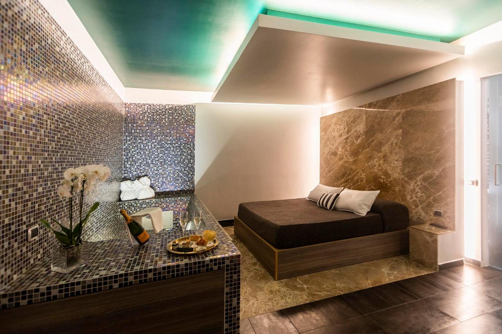 Hotel Tiro A Volo ปอซซุออลี ภายนอก รูปภาพ