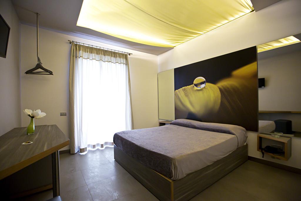 Hotel Tiro A Volo ปอซซุออลี ภายนอก รูปภาพ