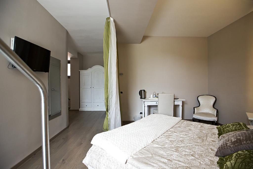 Hotel Tiro A Volo ปอซซุออลี ภายนอก รูปภาพ
