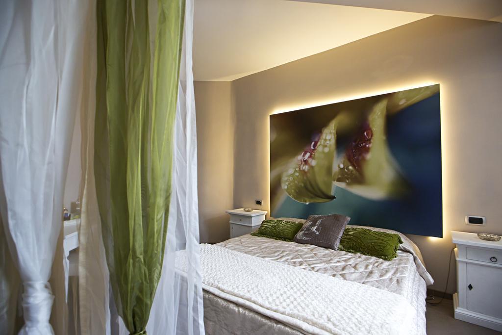 Hotel Tiro A Volo ปอซซุออลี ภายนอก รูปภาพ