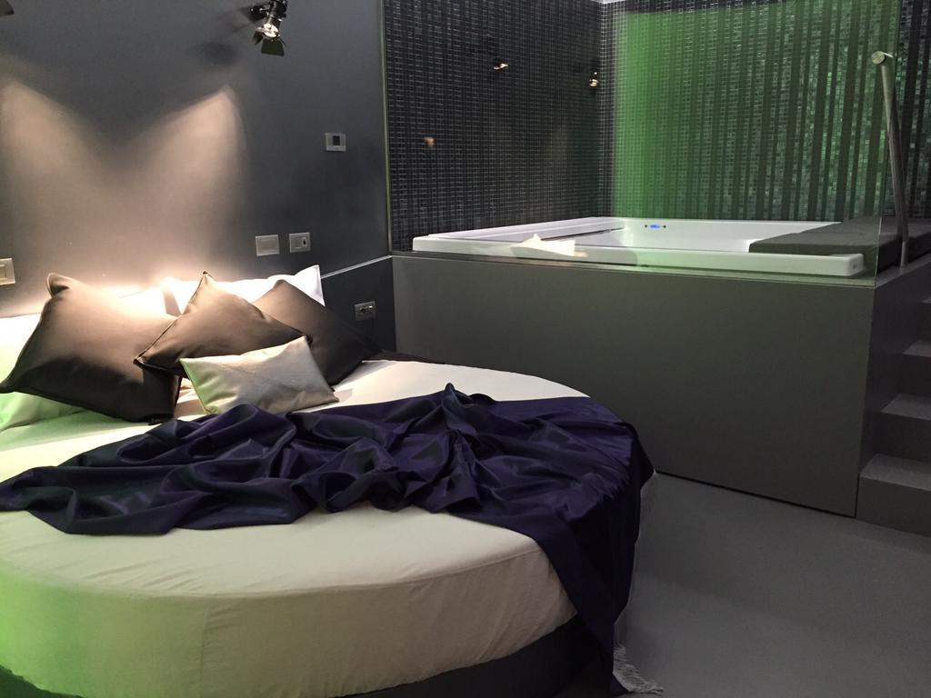 Hotel Tiro A Volo ปอซซุออลี ภายนอก รูปภาพ